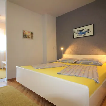 Ferienwohnung In Mit Gepflegtem Garten פורץ