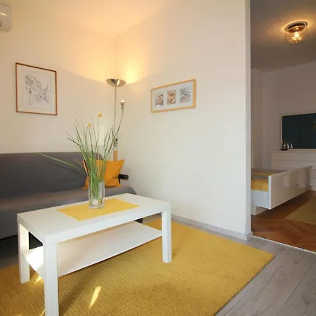 Ferienwohnung In Mit Gepflegtem Garten פורץ